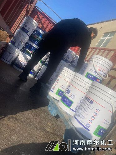 桶裝肥裝車中 桶裝肥裝車中