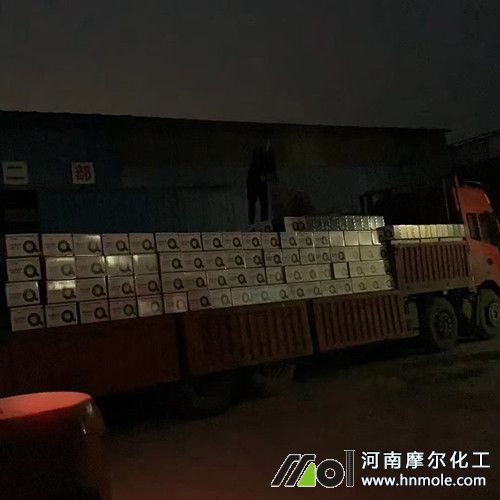 工人深夜裝車完成 工人深夜裝車完成